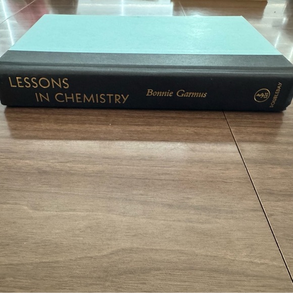 Lessons In Chemistry by Bonnie Garmus Hard Cover - Picture 8 of 9